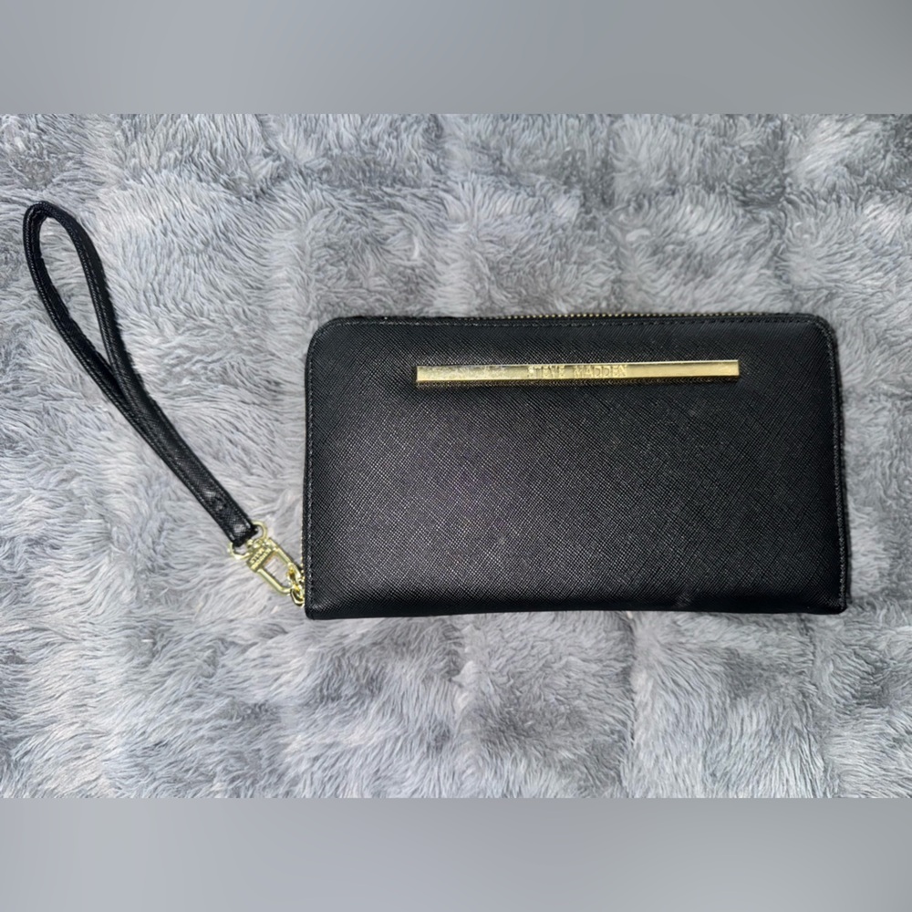 Black Steve Madden Wristlet🐞